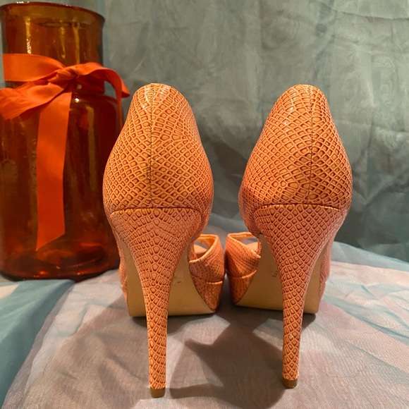 Shoe - Picture 2 of 8